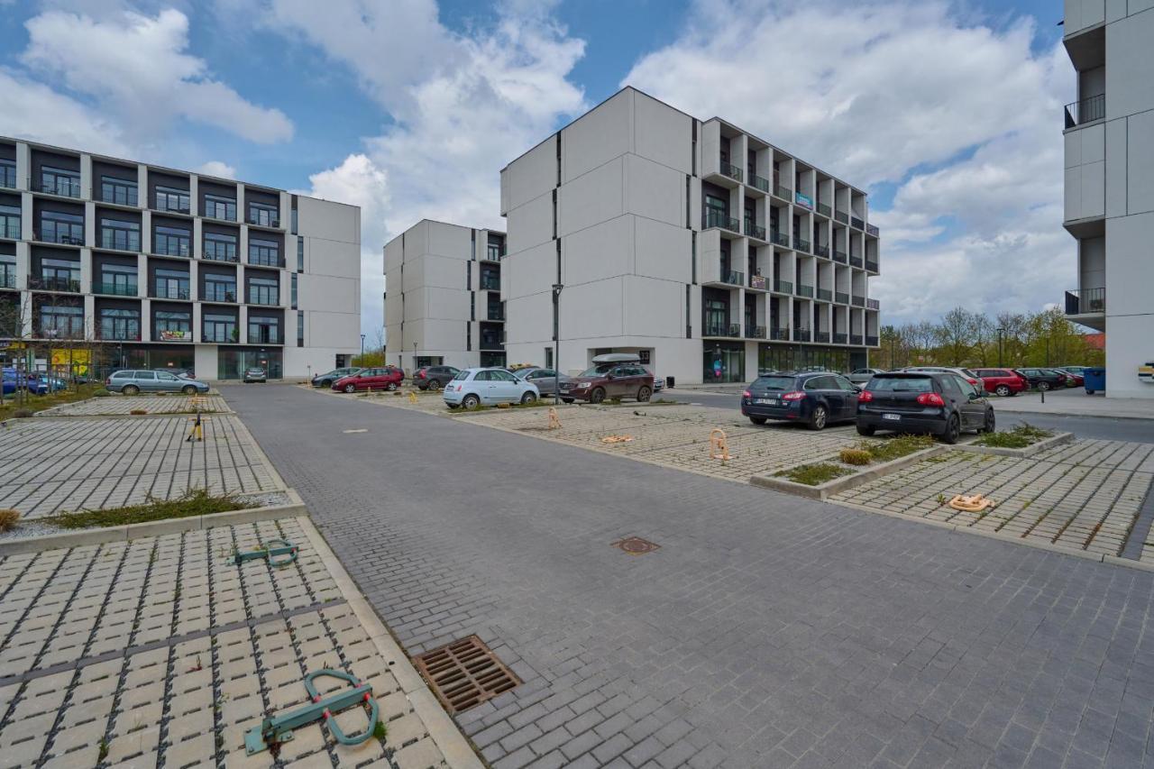 Mezzanine Studio Apartments Zarembowicza Wroclaw Airport By Renters Exteriör bild